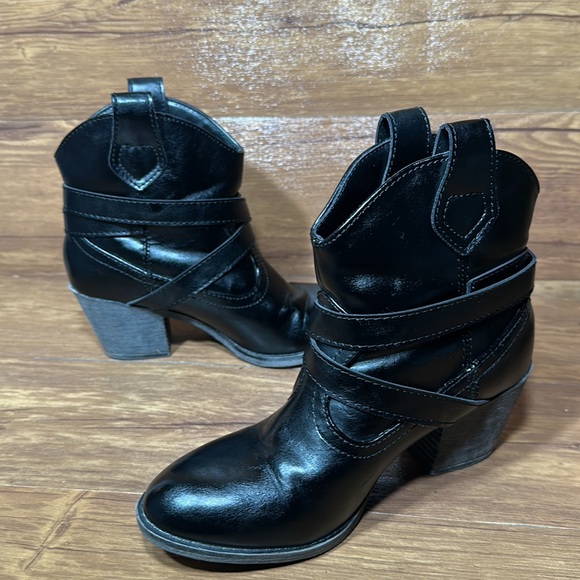 Rocket Dog Unleashed Women 7.5 Black Heel Pull On Strap Around Ankle Boots - Picture 4 of 10